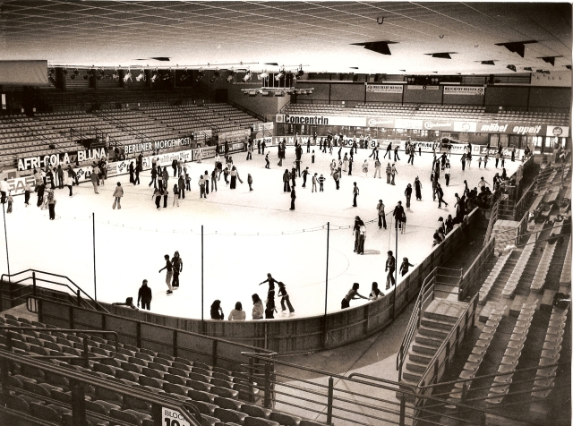 Datei:Eissporthalle Jafféstraße.jpg