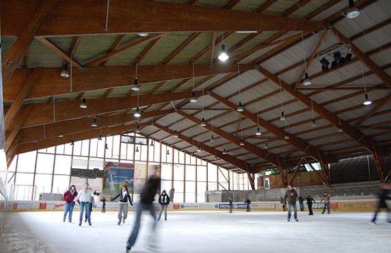Datei:Eissporthalle Lauterbach.jpg