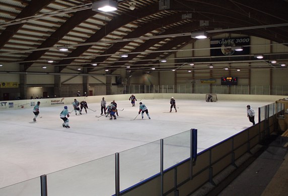 Datei:Eishalle Grüsch.jpg