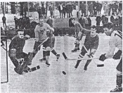 Kassels Torhüter Hans-Dieter Tripp mit der weißen Maske stand meist im Mittelpunkt des Geschehens. In der Mitte der zweifache Torschütze Baldur Diechtel